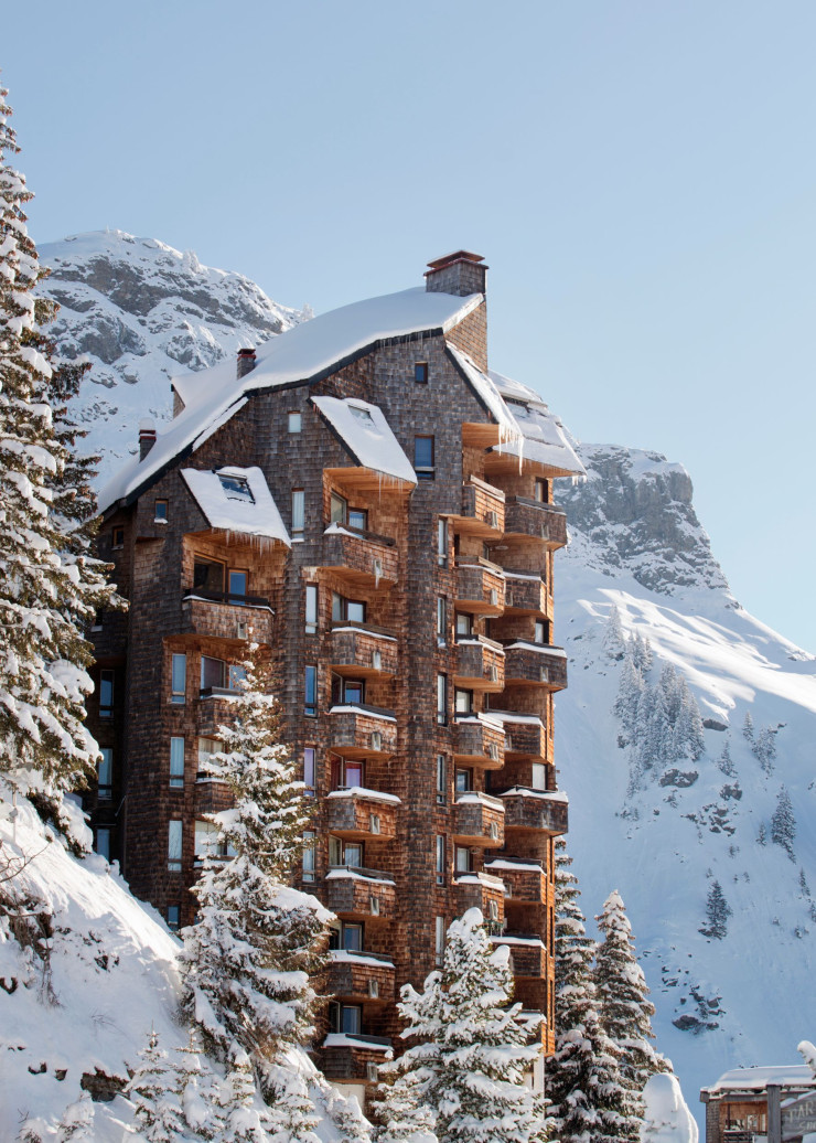 Développée dans les années 60 par l’Atelier d’architecture d’Avoriaz (Jacques Labro, Jean-Jacques Orzoni et Jean-Marc Roques), l’architecture Avoriaz 1800 se distingue par des immeubles recouverts de bataillon en bois et des toitures à un pan.