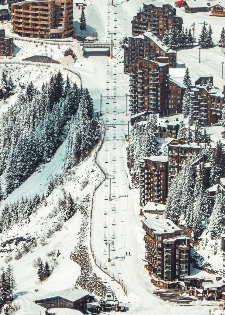 Avoriaz 1800 se distingue par son architecture – majoritairement en bois – qui épouse la topologie du site.