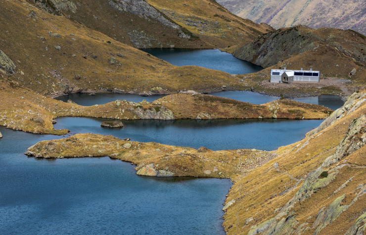 Le refuge de Vénasque (2 249 m) a été reconstruit par Triptyque Architecture en suivant une démarche de haute qualité environnementale: panneaux photovoltaïques, chaudière à granulés ou encore toilettes sèches.