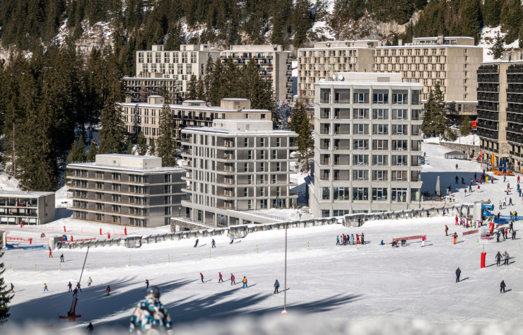 Sur le front de neige, à Flaine, l’Hôtels & Résidences Alhéna, conçu par R Architecture, vient s’inscrire dans le cadre historique du forum.