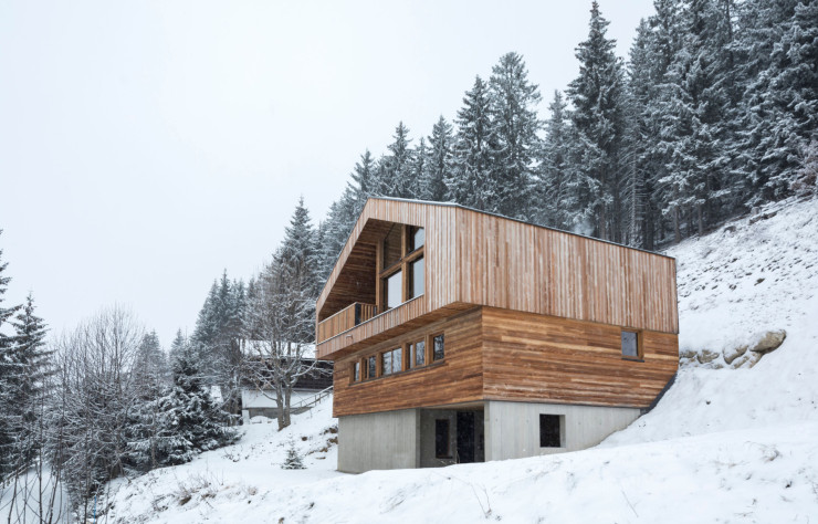 Cette première « maison de montagne », conçue par le Studio Razavi + Partners, reprend les standards de l’architecture alpine, la présence majeure du bois, tout en « troquant » le socle en pierre par un volume ouvert en béton.