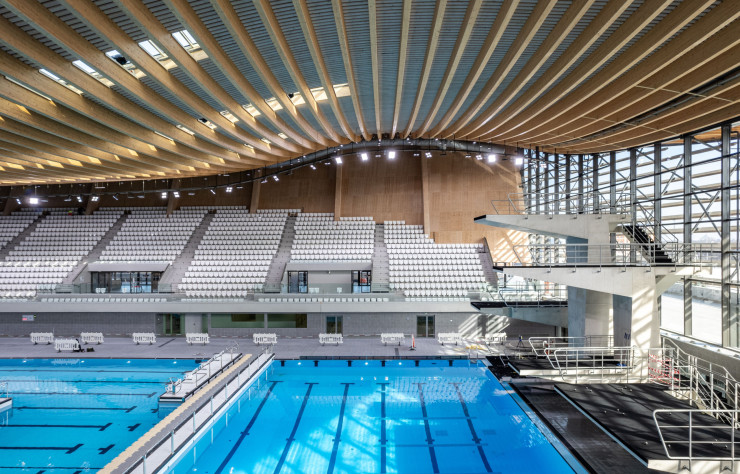 Portée par la charpente en bois, la toiture d’une portée de 90 mètres est le support de panneaux photovoltaïques, faisant du centre aquatique de Seine-Saint-Denis, la plus grande ferme urbaine d’énergie solaire en France (5 000 m 2 ), répondant à une partie de ses besoins en énergie.