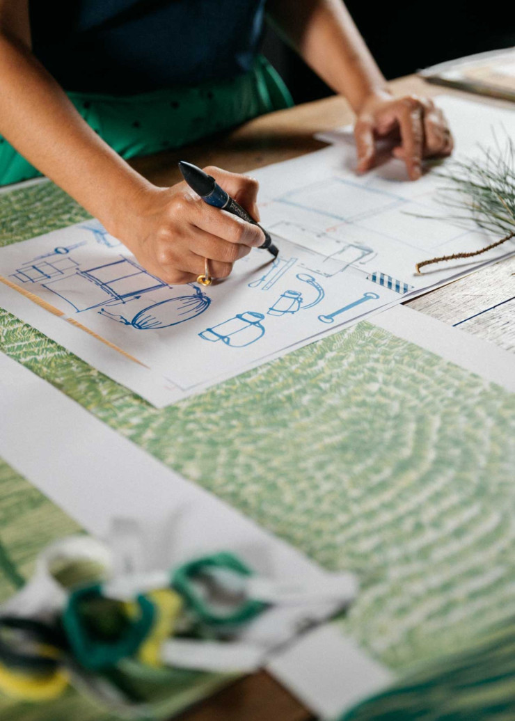 Invitée par Tissage Moutet, labellisée Atelier d’art de France et Entreprise du patrimoine vivant, à célébrer les 150 ans de la marque, le designeuse s’est inspirée des aiguilles de pin des Landes.