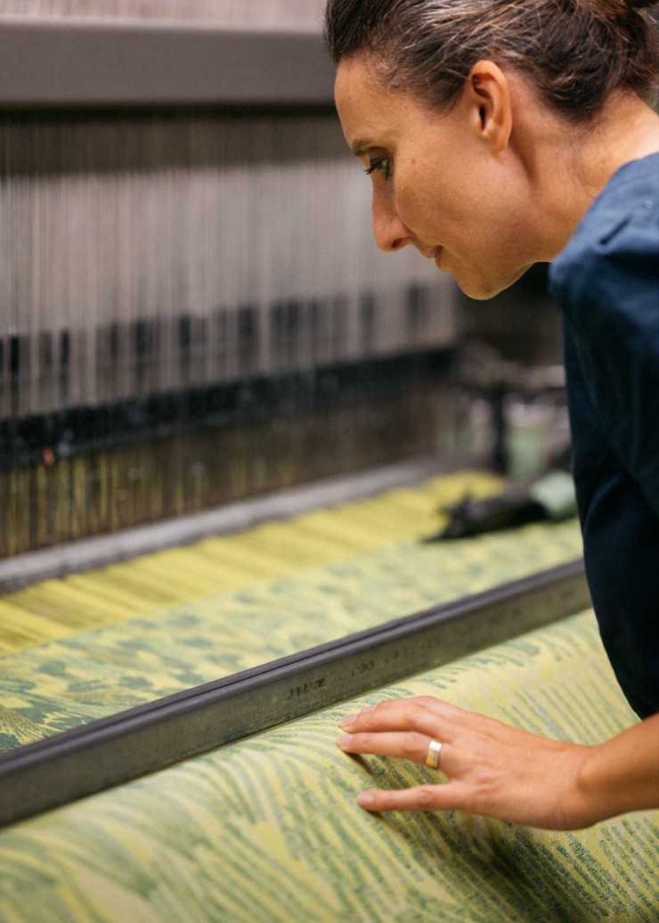 Elle s’est plongée dans l’univers de la manufacture Tissage Moutet et a appris auprès des tisseurs les techniques du métier jacquard.