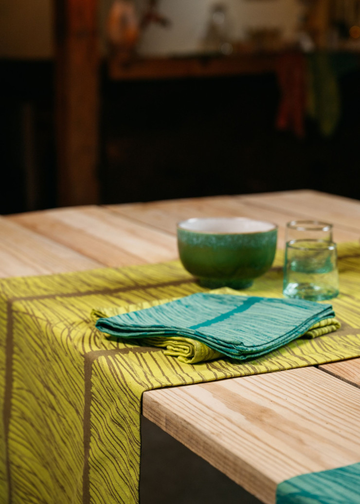 Le chemin de table Racine se décline en vert et marron. Élise Fouin a travaillé son motif dans la verticalité, afin de recréer la hauteur et la profondeur des pins.