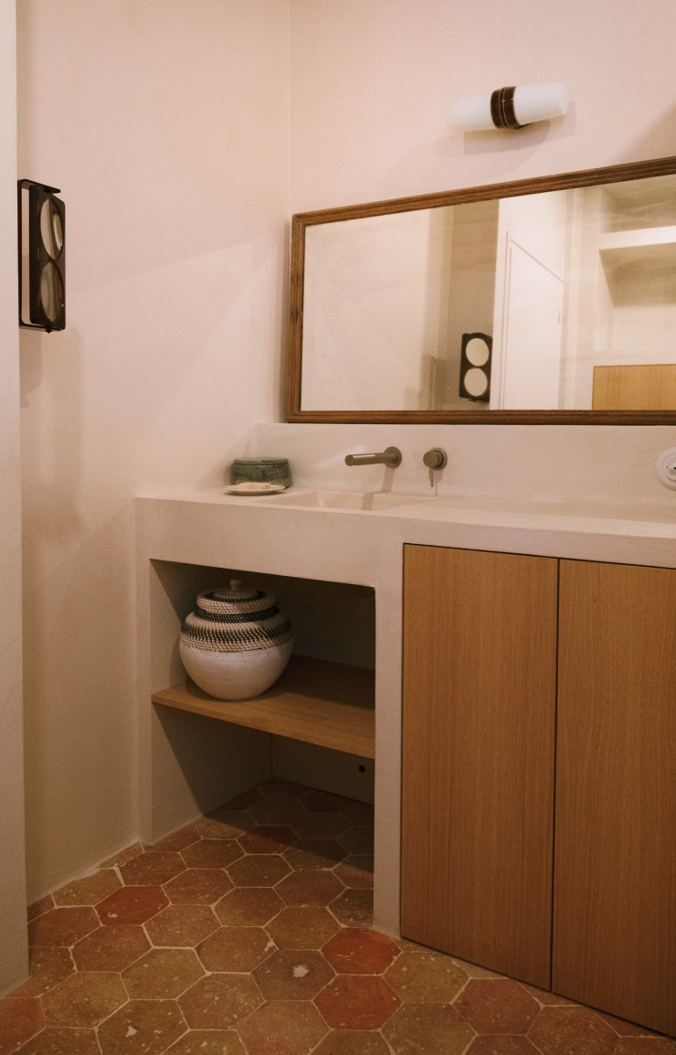 Les accessoires vintage sont évidemment légion. Nouvelle référence aux sixties avec l’applique Ifö, témoin du design suédois, accompagnée d’un miroir double d’origine française qui se fond naturellement dans l’ambiance. © Julien Hay