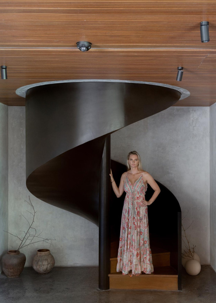 Anna Trubuhovich, la propriétaire, sur l’escalier en métal dessiné par l’architecte Alexis Dornier.