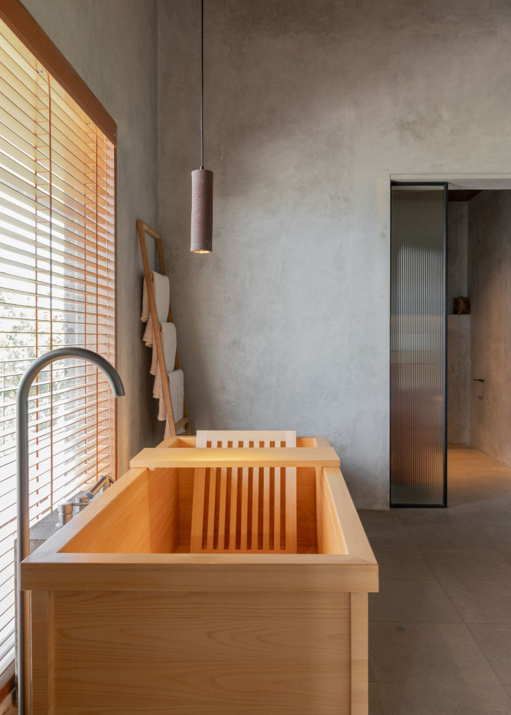 À l’intérieur de ces maisons, la salle de bains est équipée d’une baignoire en bois de hinoki, un cèdre japonais qui dégage une odeur citronnée lors du bain. Suspension Kosame.