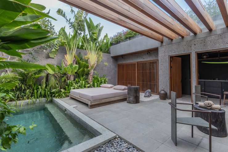 Chacune des deux villas en location jouit d’une piscine avec terrasse aménagée d’un lit de repos et de mobilier fabriqué par les artisans indonésiens. Ici, tables en bois brûlé et chaises en ciment et en fer patiné (le tout, Kosame).