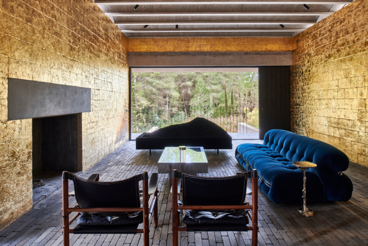 Côté salon, canapé noir Pyrenees de Fredrikson Stallard. Canapé bleu Soriana d’Afra et Tobia Scarpa (Cassina, 1969). Table basse B.A.R de Willy Rizzo (1970). Fauteuils Safari d’Arne Norell (1960). Table d’appoint Vendôme Gueridon 1 de Fredrikson Stallard. Au-dessus de la cheminée, lambris en yakisugi (bois brûlé).