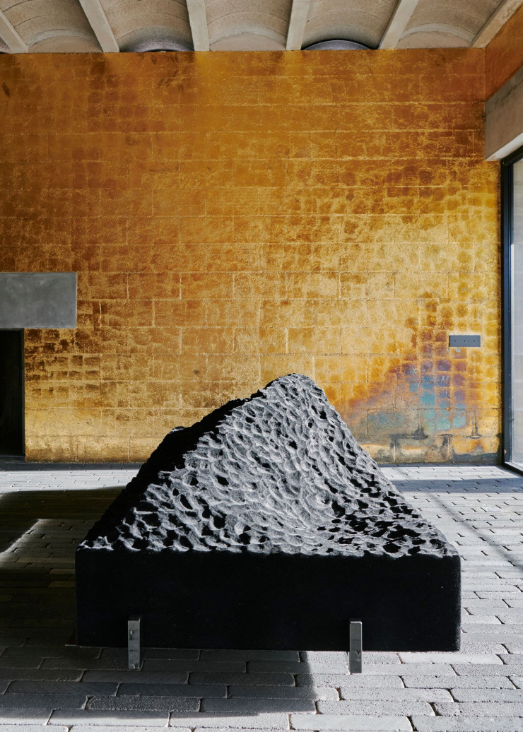Posée sur la table Brutal (Habitación 116), en pierre bleue de Belgique, œuvre littéraire Hyper-Palimpsest, signée de l’artiste (Mathieu Copeland Éditions, 2022).