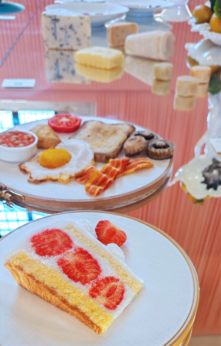 Ce gâteau à la fraise plus beau que nature a été réalisé en broderie 3D par la Britannique Youmeng Liu.