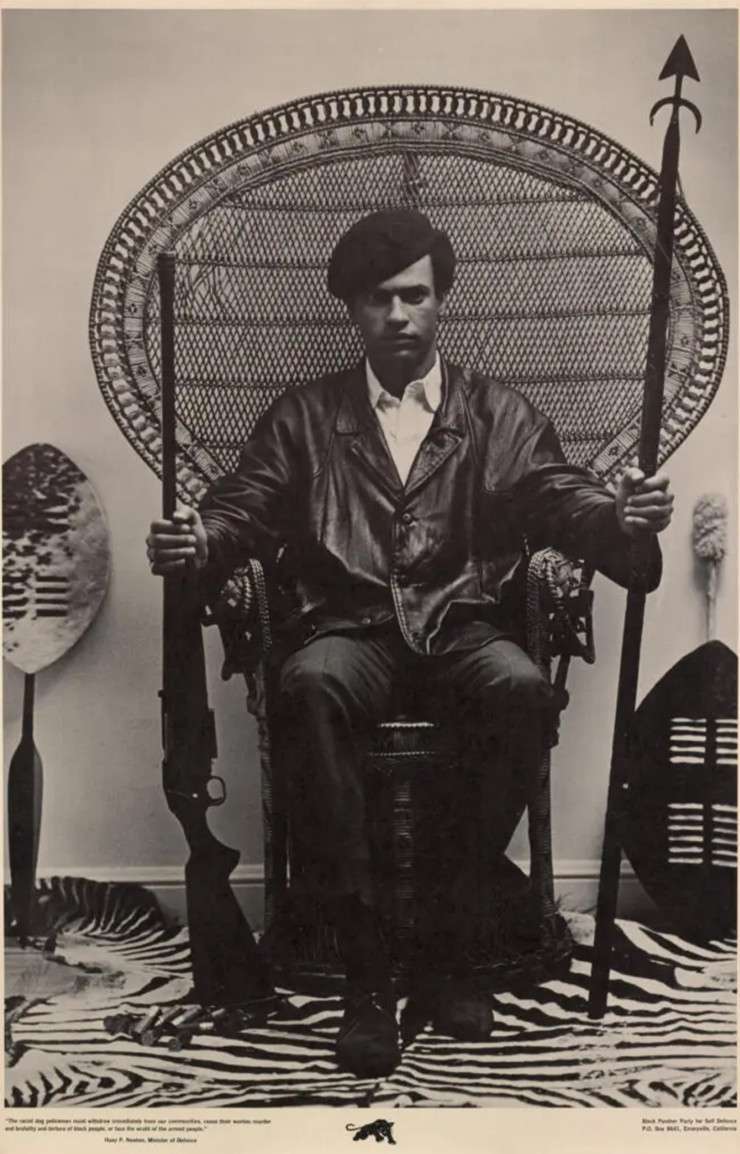 Huey Newton, chef du Black Panther Party, posant sur le fameux fauteuil en rotin, dans l’objectif de Blair Stapp en 1967.