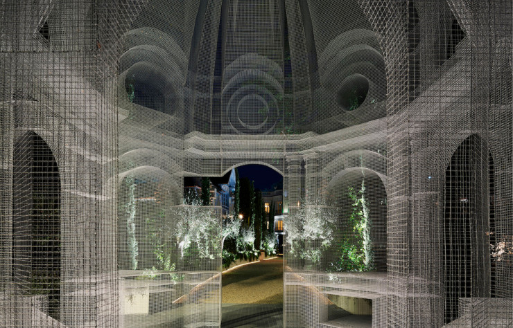 Vue de l’entrée extérieur de la Casa Italia Paris 2024. “Sacral” d’Edoardo Tresoldi, 2016. Installation de treillis métallique. © Pietro Savorelli pour CONI