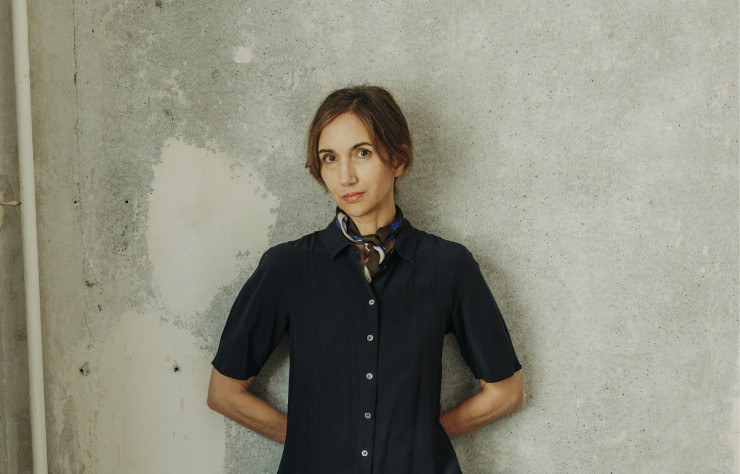 Portrait d’Irina Kromayer dans son studio aux murs de béton situé à Mitté, à Berlin. © Felix Brüggemann