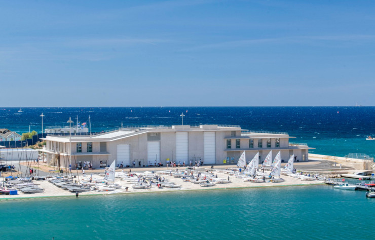 Vue du nouveau bâtiment construit pour le Pôle France Voile, centre d’entraînement de 2 500 m2 d’installations techniques consacrées à la performance des équipes de France de voile, qui profite d’un accès direct à la cale de mise à l’eau. Pendant les Jeux, il accueille les athlètes participants.