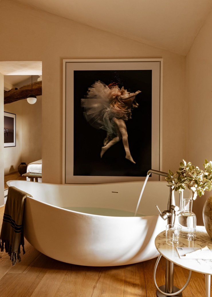 La décoration dans les chambres, offrant toutes un grand confort, a été pensée autour de la passion des propriétaires pour la photographie contemporaine.