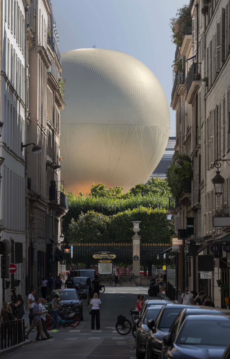 La vasque Olympique de Paris 2024 vue depuis l’extérieur du jardin des Tuileries. © Felipe Ribon