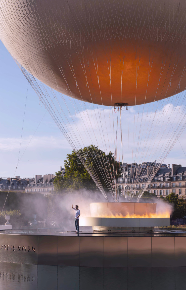 Mathieu Lehanneur sur la vasque Olympique qu’il a lui-même conçue. © Felipe Ribon