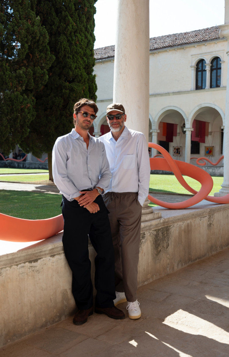 Luca Guadagnino & Nicolò Rosmarini posent dans le cloître, première étape de ce voyage. © Giulio Ghirardi pour la Michelangelo Foundation