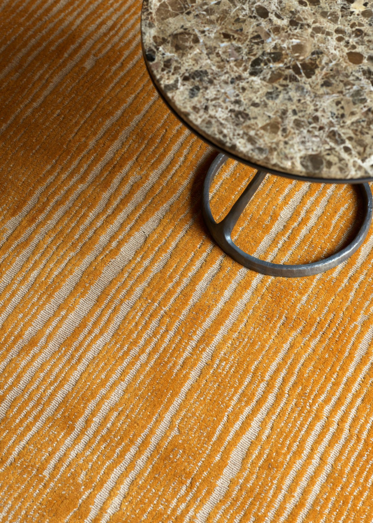 « Rain » est noué main et se décline en trois coloris (beige, anthracite et terracotta) et trois formats (ovale, rectangulaire ou tapis de type couloir), en 100 % laine de NouvelleZélande, en mélange laine.