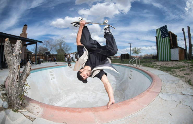 Édouard Damestoy réalise un « handplant » sur un bowl, une rampe dont la forme est inspirée des piscines californiennes en forme de haricot.