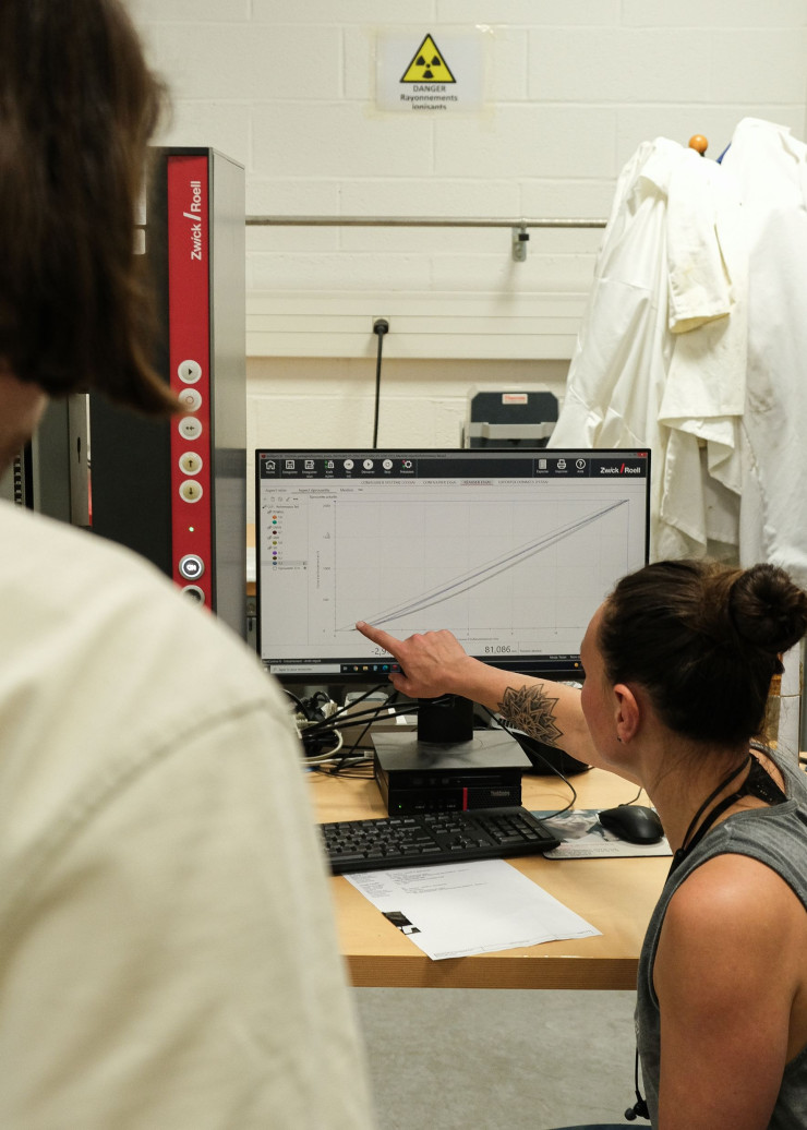 Le skate a fait l’objet de nombreux tests de résistance en laboratoire, avant d’être évalué sur le terrain intégré aux locaux de la société.