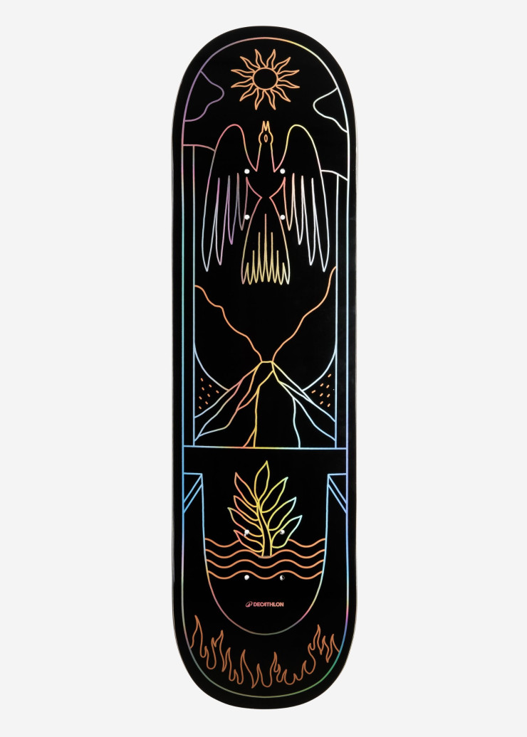 Les motifs du skate DK900 d’Édouard Damestoy, créés par Tommy Knuts, sont inspirés de son parcours et de son tempérament: l’énergie d’un volcan, la liberté d’un oiseau, le soleil californien, la rampe en forme de U.