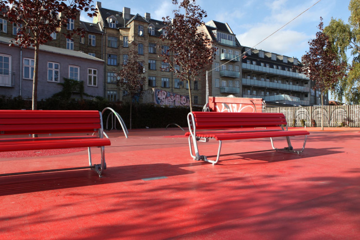 Place au sport avec la piste cyclable traversant Superkilen Park, un parc urbain imaginé par les Superflex, BIG et Topotek 1.