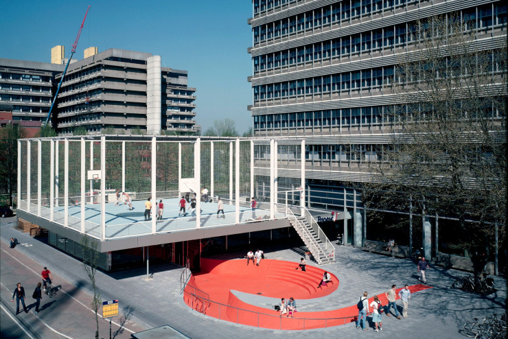 Le BasketBar regroupe un  bar, un restaurant, une librairie et un terrain de basket.