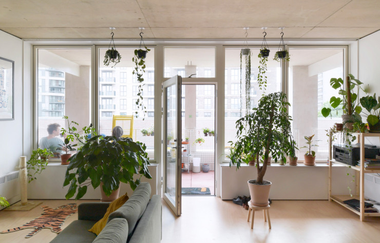 À l’intérieur de l’un des logements du bâtiment A House For Artists imaginé par Apparata Architects.