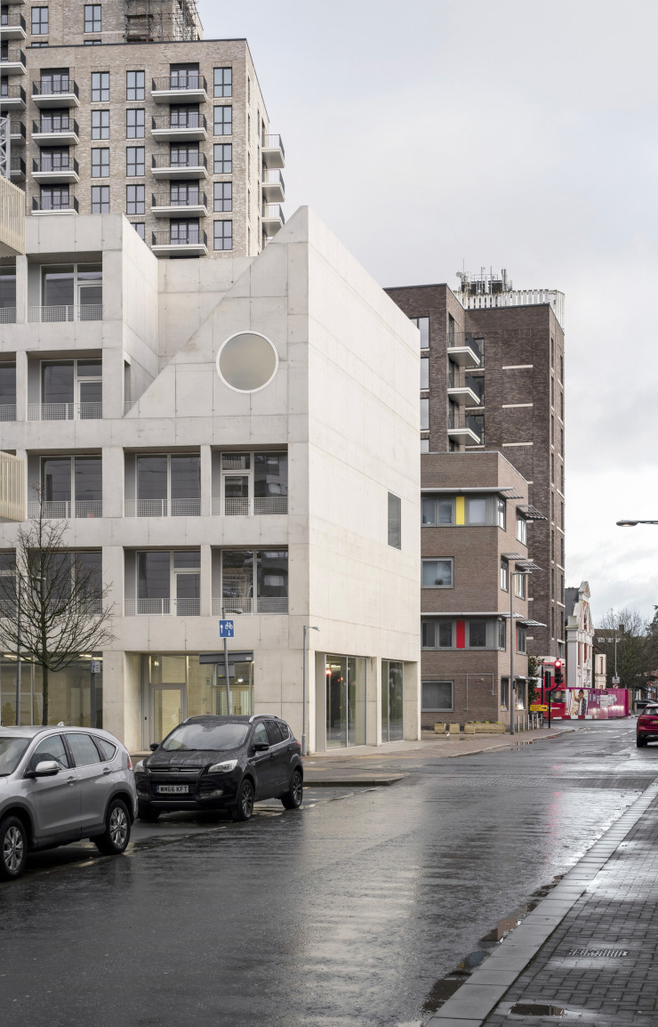 Le bâtiment A House For Artists depuis la Linton Road, à Barking, en Angleterre. © Johan Dehlin
