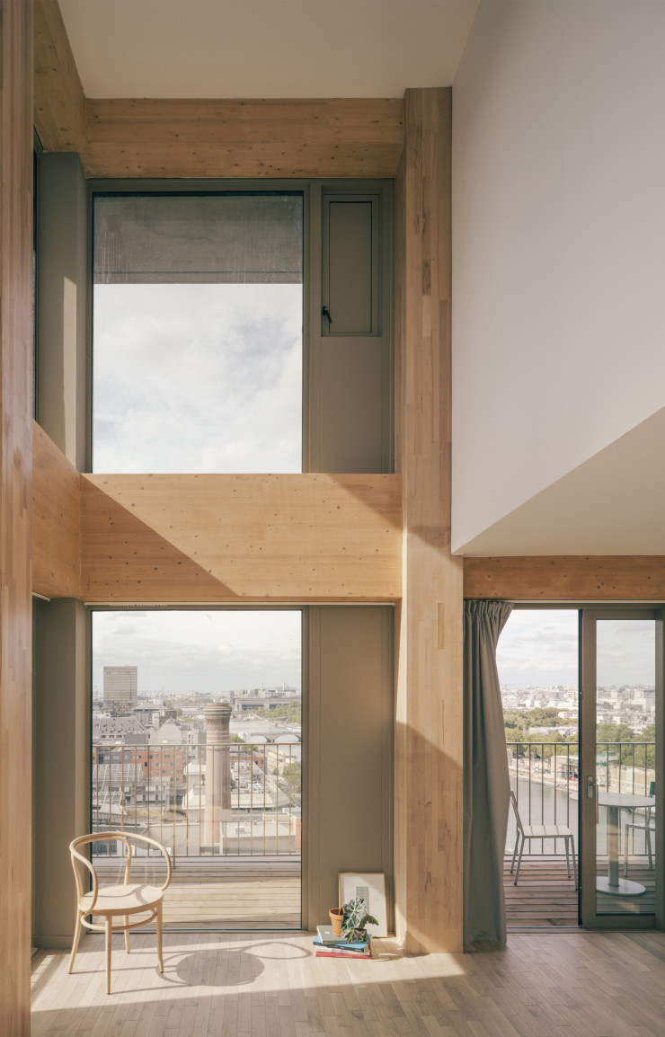 Chaque logement de la tour Wood Up dispose d’un large balcon filant. © Charly Broyez