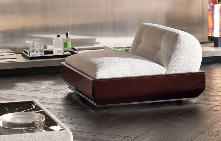 Fauteuil Supermoon avec base en bois revêtu de tissu, prix sur demande. Minotti.