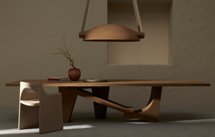 Suspension UGO en chêne, design Théophile de Bascher, table ORS en chêne brossé, chaise CLE en cuir, le tout prix sur demande. Delcourt Collection dessiné par Christophe Delcourt