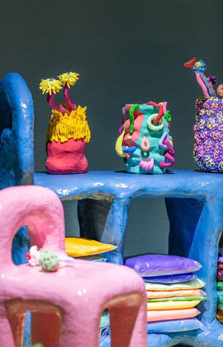 Les objets de Diego Faivre, recouverts de pâte à modeler, entrent parfaitement dans cette tendance playful.