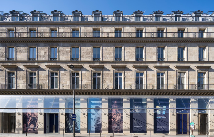 Jean Nouvel conserve la façade haussmannienne du Monument Historique, la dotant simplement de grandes baies vitrées pour offrir de nouvelles perspectives sur la rue. © Martin Argyroglo