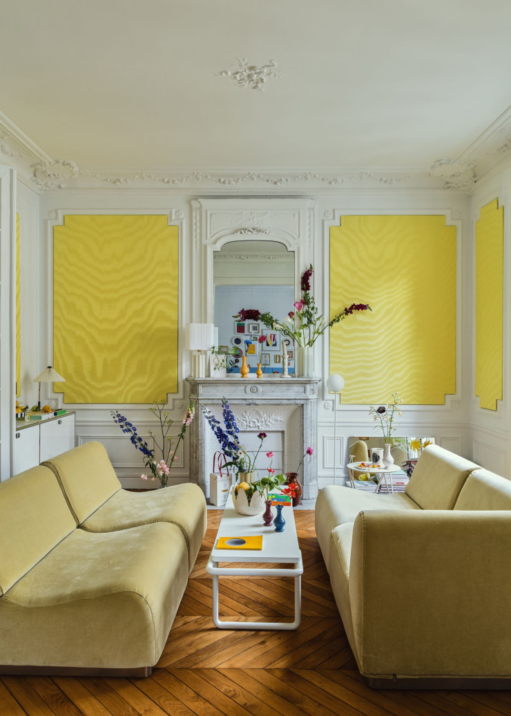 Dans le salon, canapés Rotondo (The Socialite Family). Table basse Delajoie Éditions. Sur la cheminée, lampe Gioia et vase Duetto Solo (l’ensemble, The Socialite Family). Sur les murs, panneaux recouverts du tissu Amoir Libre, de Dedar. Sur la gauche, meuble USM Haller. Lampe Matin d’Inga Sempé (Hay).