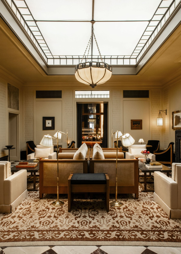 Adjacent à l’accueil, un salon sous verrière à l’atmosphère feutrée accueille les clients comme les visiteurs du petit déjeuner à la fin de soirée.