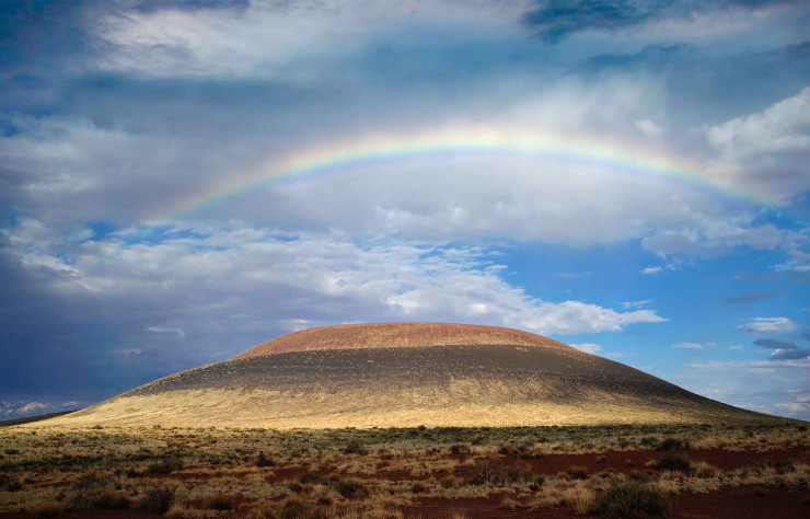 « Rainbow over Roden Crater », James Turrell. © James Turrell. Photo: Florian Holzherr, Courtesy of the artist and Gagosian