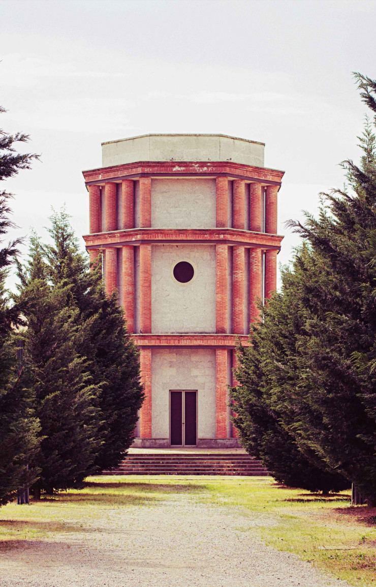 La chapelle octogonale de briques et de pierre au sein du cimetière de Rozzano, dont l’extension est signée Aldo Rossi (1989 – 1995).