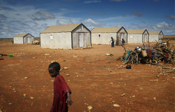 Le roi du meuble en kit a mis son expertise au service de l’humain à travers ses « Better Shelter », des abris livrés à plat développés par la IKEA Foundation pour le UNHCR.