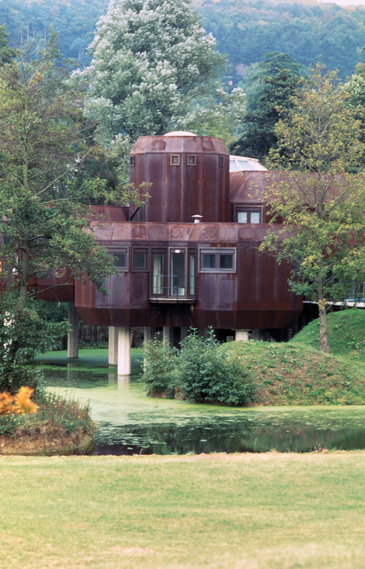 Maison en acier Corten, Gif-sur-Yvette, Essonne, 1973-1977. Vue extérieure côté chambre avec, à l’arrière-plan, la tour centrale.