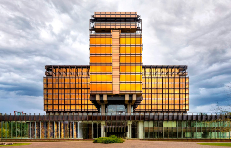 Le bâtiment abritant le Mix Brussels, dont la construction s’est achevée en 1970, était à l’origine le siège de la compagnie d’assurance Royale Belge, l’actuelle Axa.