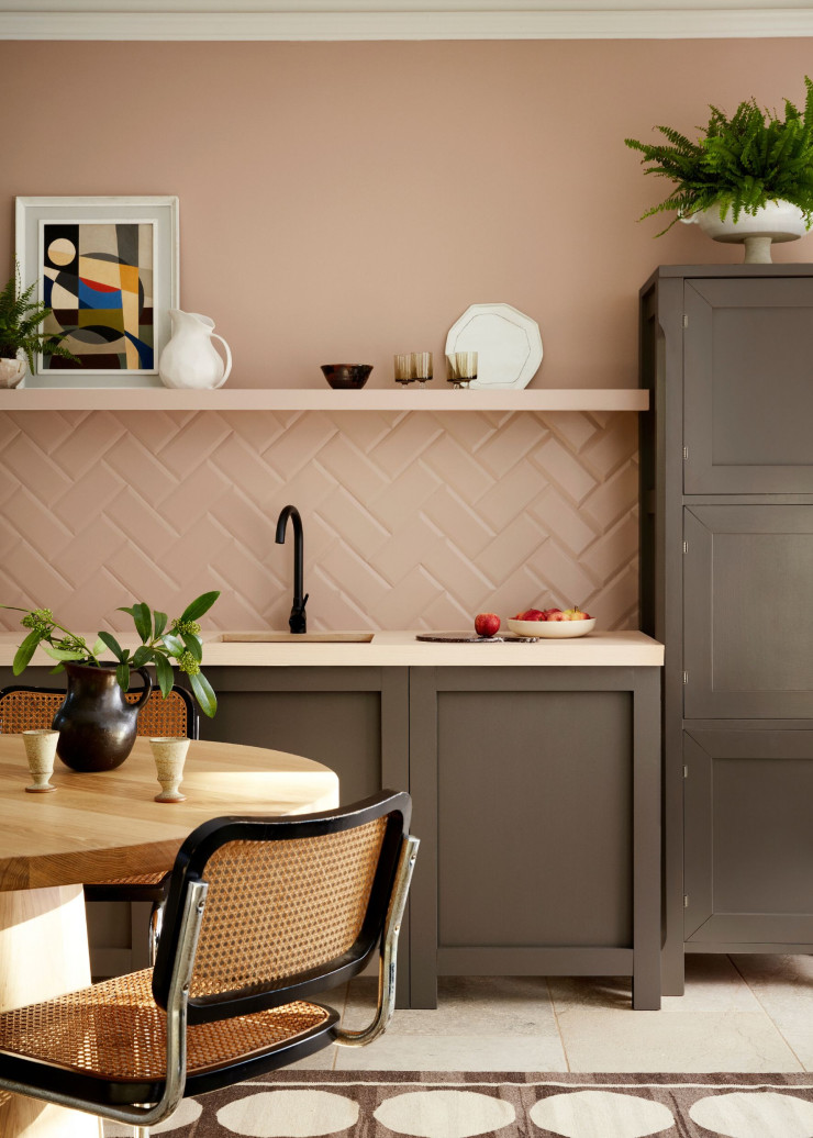 Des peintures idéales pour le carrelage, les murs ou encore un meuble en verre ou en bois.