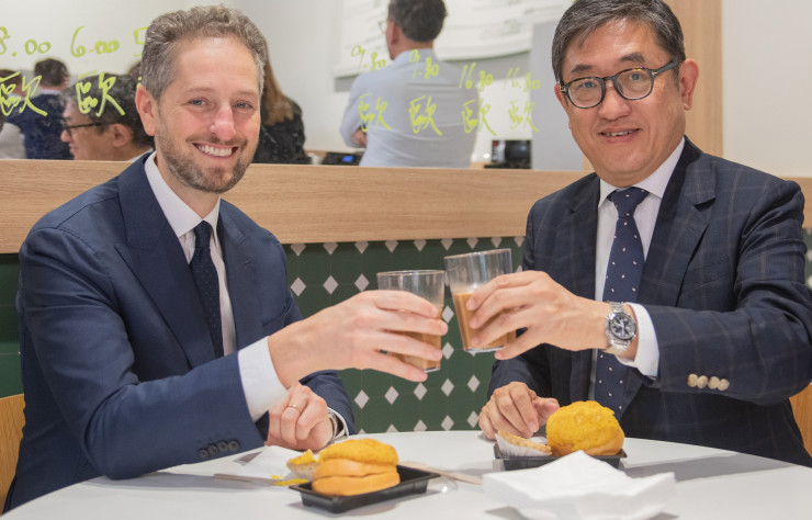 M. Noah Horowitz, Directeur Général d’Art Basel et M. Dane Cheng, Directeur Exécutif du HKTB