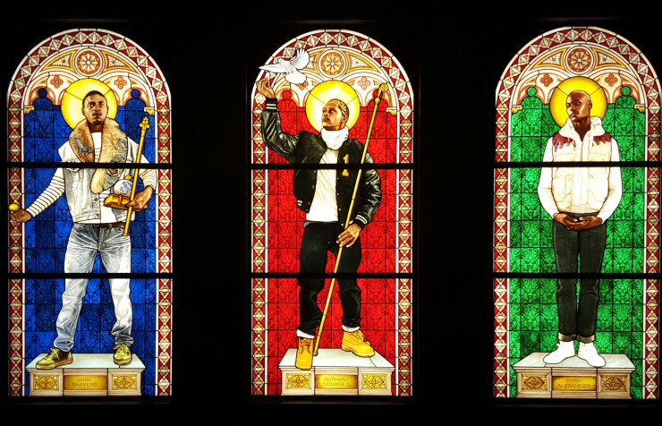 Les interprétations de Sainte Adelaide, Saint Remi et Sainte Amelie par Kehinde Wiley, formé à l’art du vitrail en 2014.