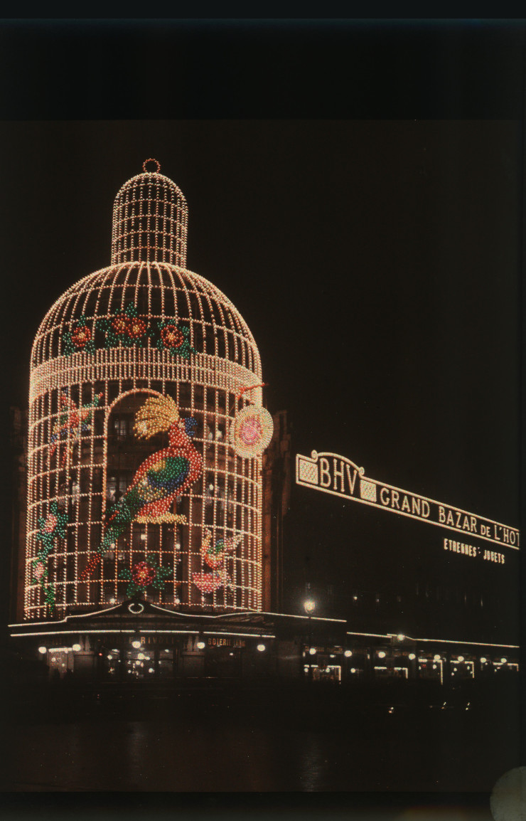  Illuminations du Bazar de l’Hôtel de Ville à Paris Léon Gimpel, 1926. © Galerie Lumière des roses 