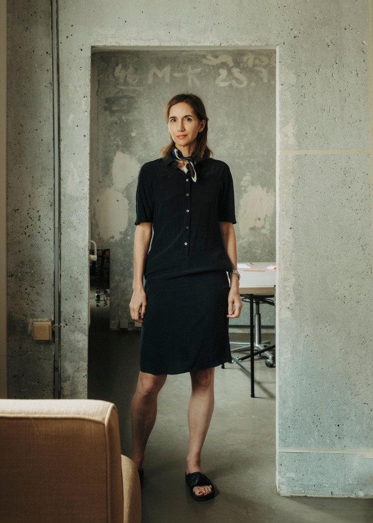 Décoratrice de cinéma et architecte d’intérieur, Irina Kromayer (ici, dans son studio de Mitte) a conçu, avec Étienne Descloux, l’aménagement cultivé et élégant de l’hôtel Château Royal à Berlin.