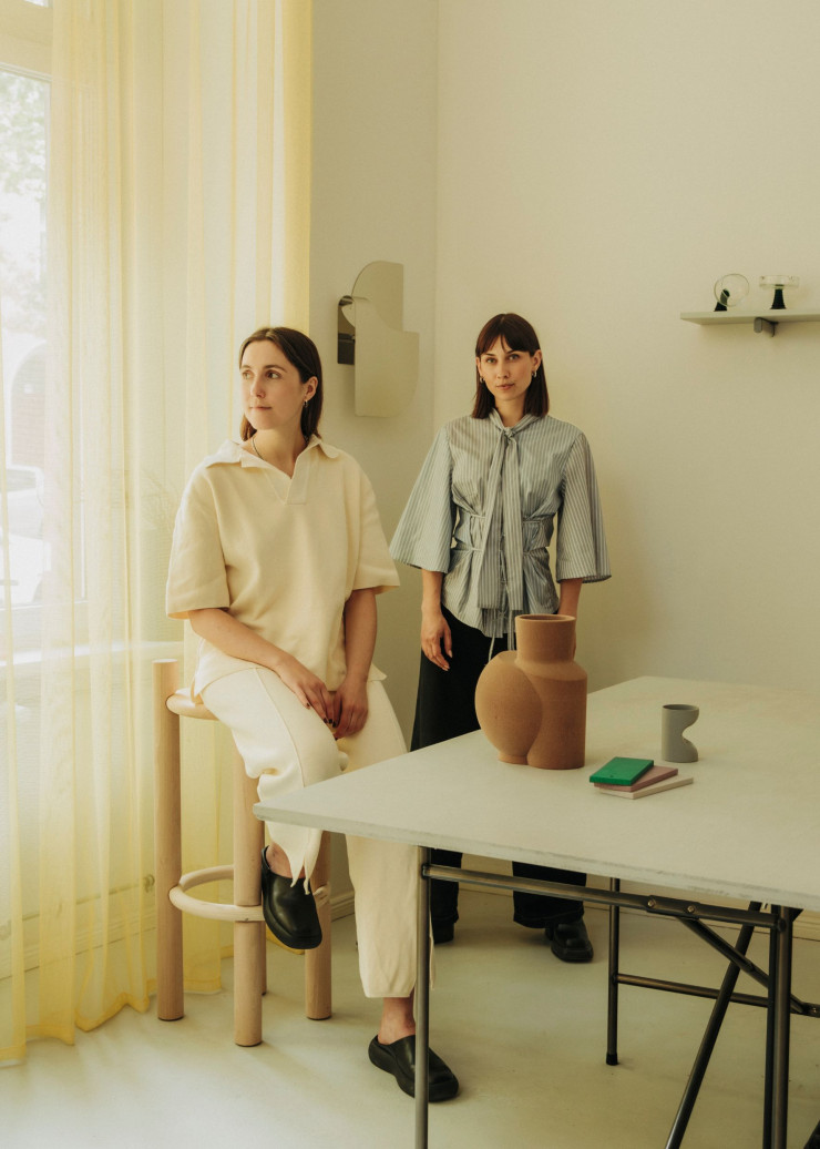 Grandes adeptes des collectifs, les designeuses Anne-Sophie Oberkrome et Lisa Ertel, de Studio Œ, partagent avec d’autres jeunes designers, graphistes ou photographes le studio Oben, à Kreuzberg.